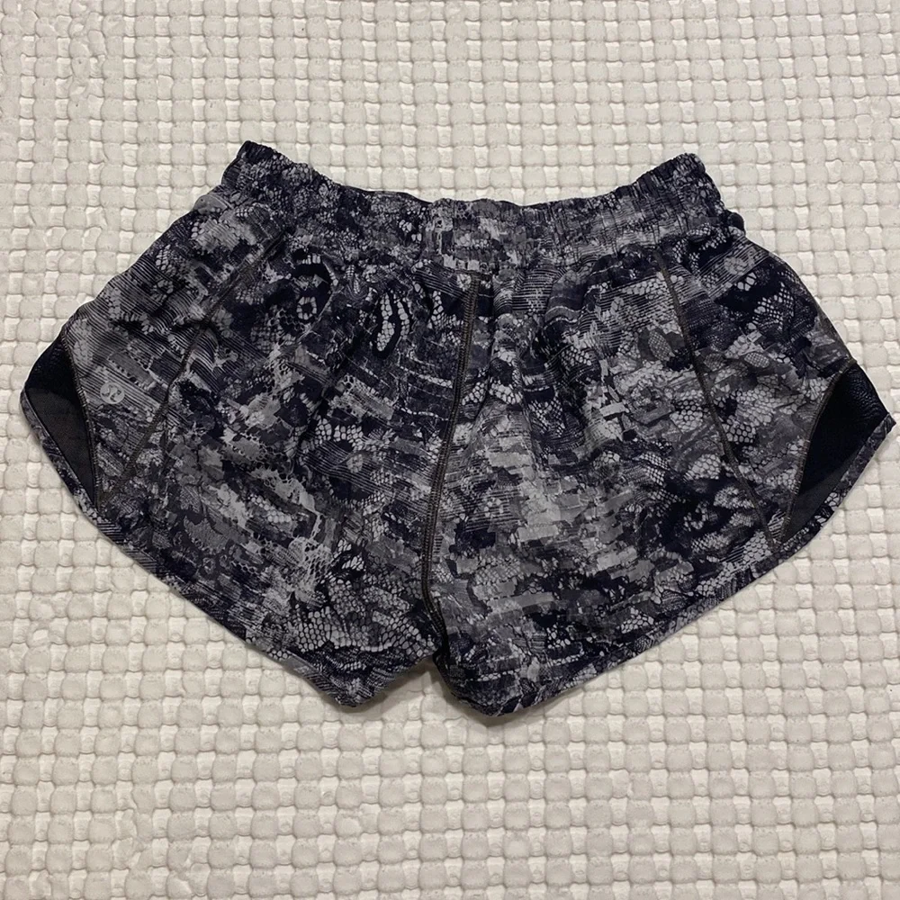 Lululemon Hotty Hot Short II *2.5" - Picture 2 of 4